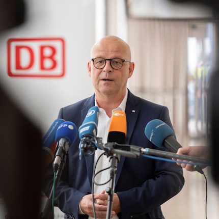 Verhandlungen mit der EVG: DB-Personalvorstand Martin Seiler spricht gegenüber Journalistinnen und Journalisten. (Archivbild)