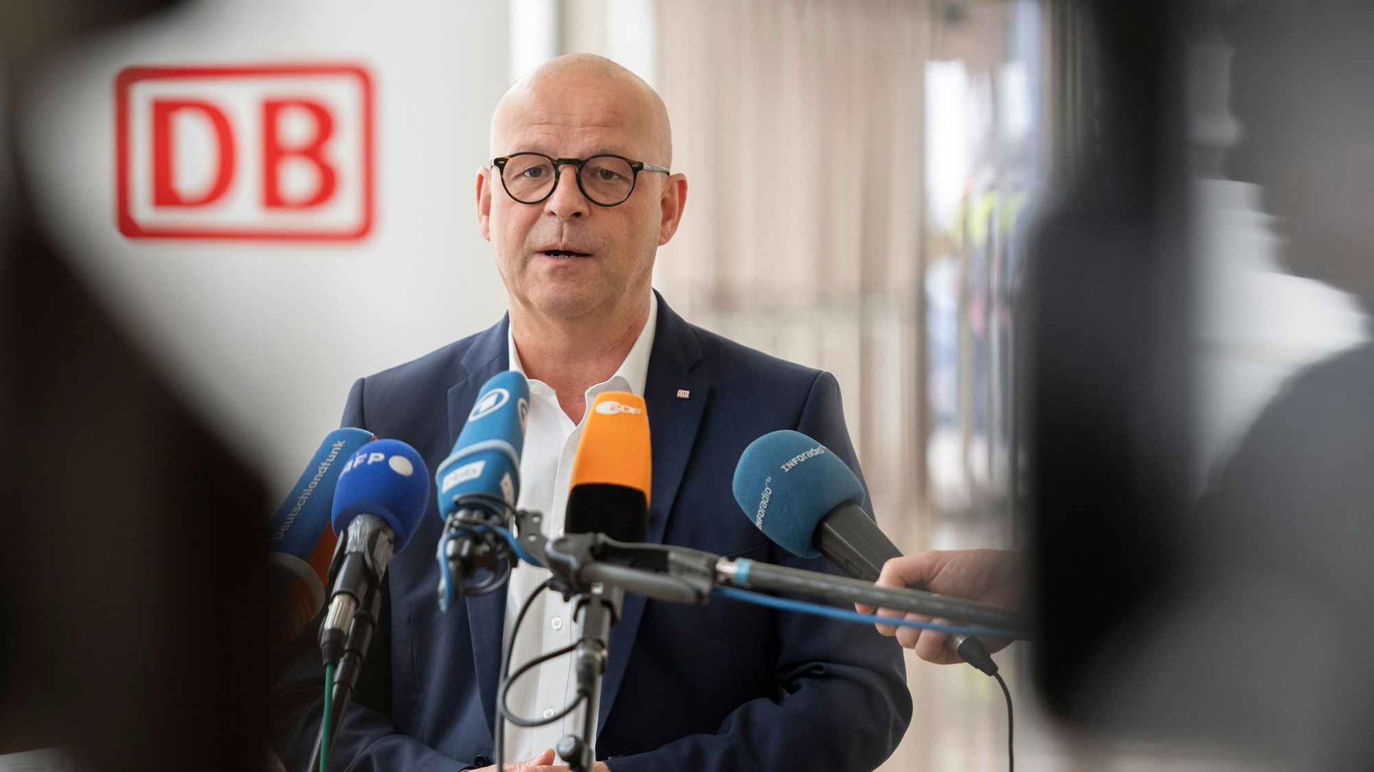 Während einer Pause bei den Tarifverhandlungen zwischen der Deutschen Bahn und der Eisenbahn- und Verkehrsgewerkschaft EVG äußert sich DB-Personalvorstand Martin Seiler gegenüber Journalisten.