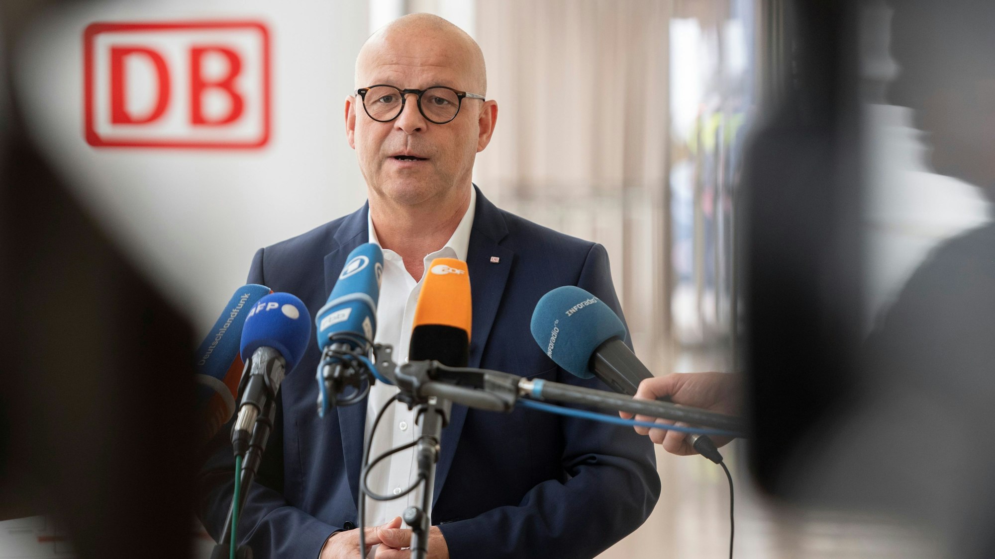 Verhandlungen mit der EVG: DB-Personalvorstand Martin Seiler spricht gegenüber Journalistinnen und Journalisten. (Archivbild)