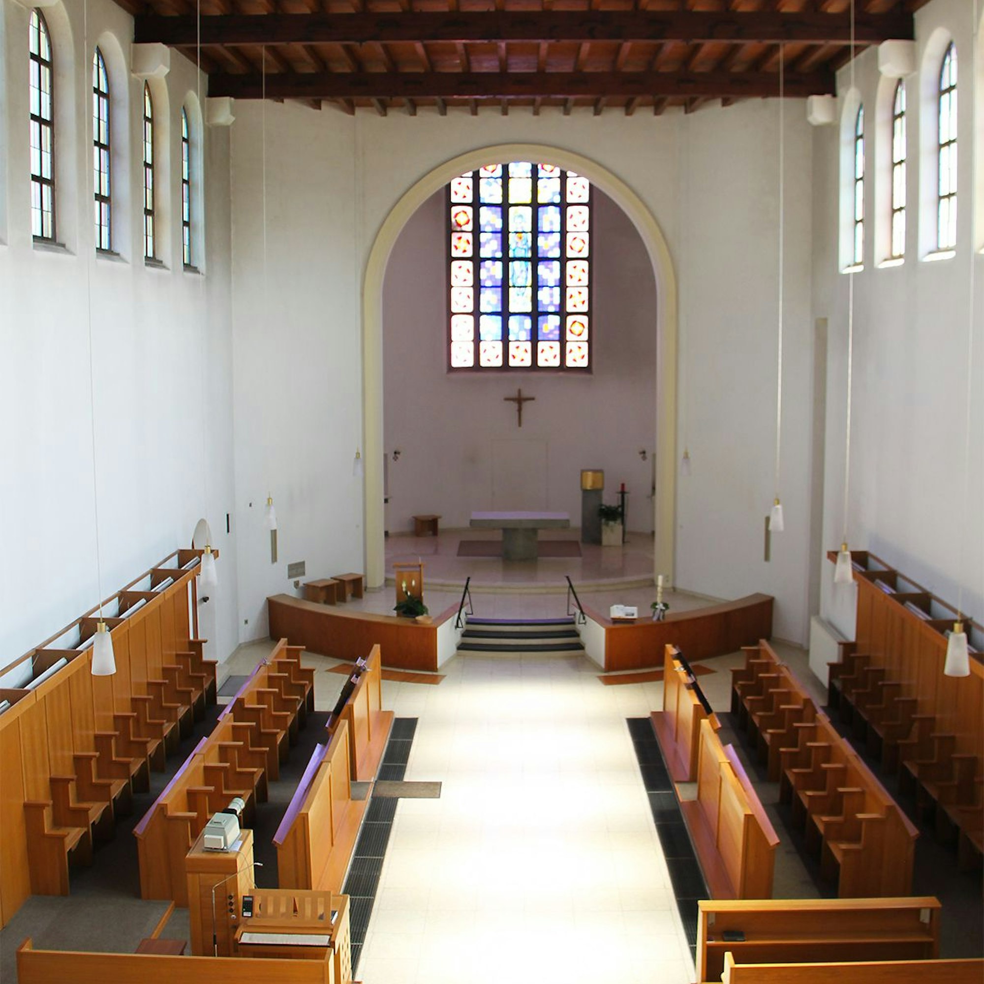 Das Bild zeigt einen Blick in die hohe Klosterkirche von Maria Frieden.