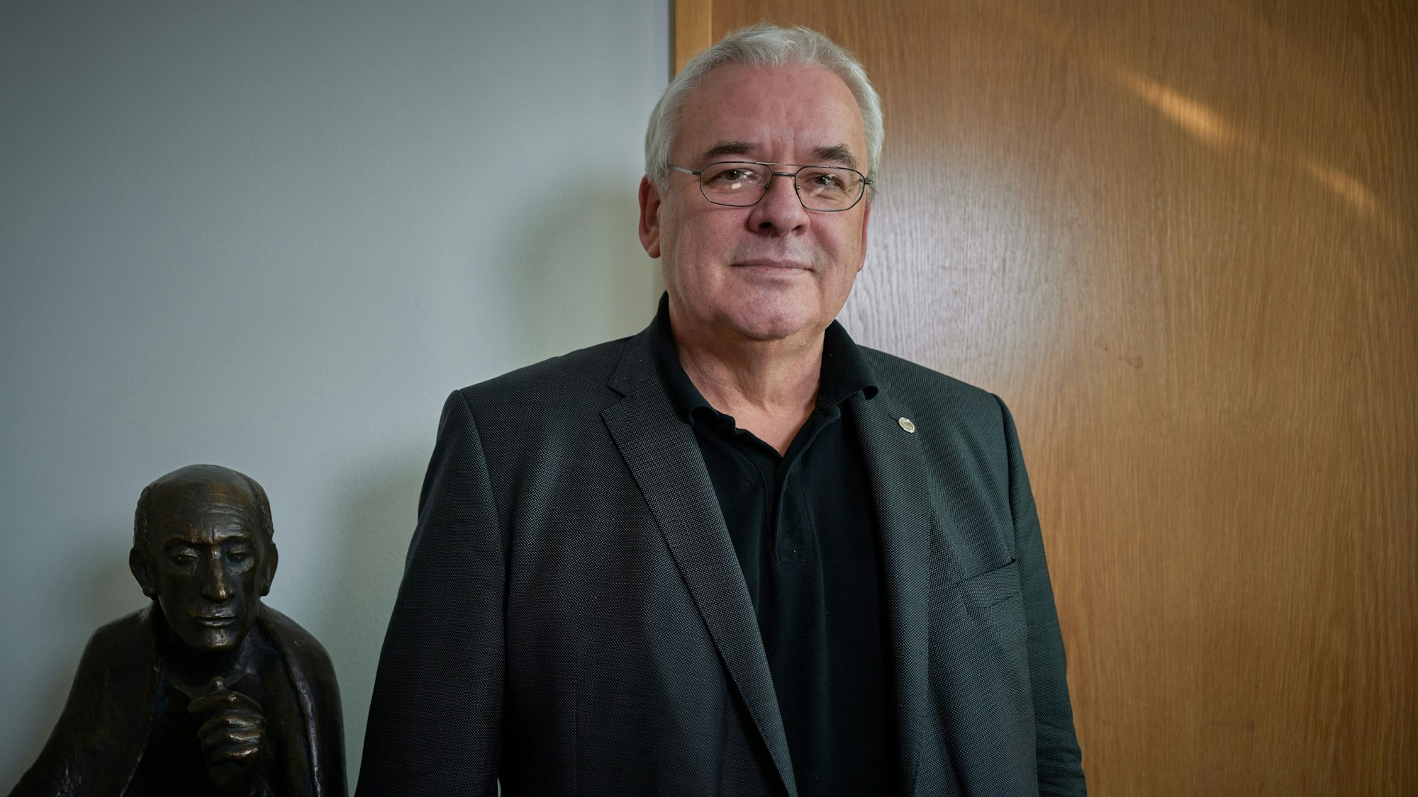 Axel Freumuth schaut in die Kamera.