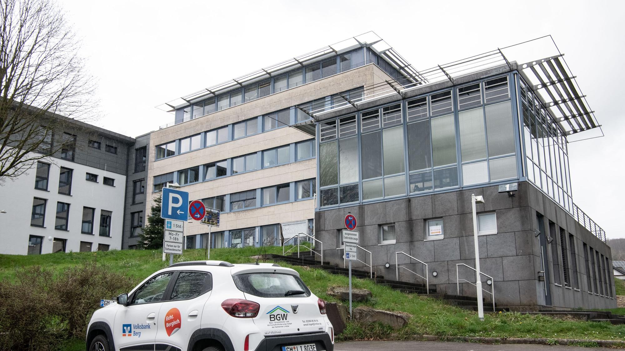 Elektroauto vor dem Rathaus Lindlar
