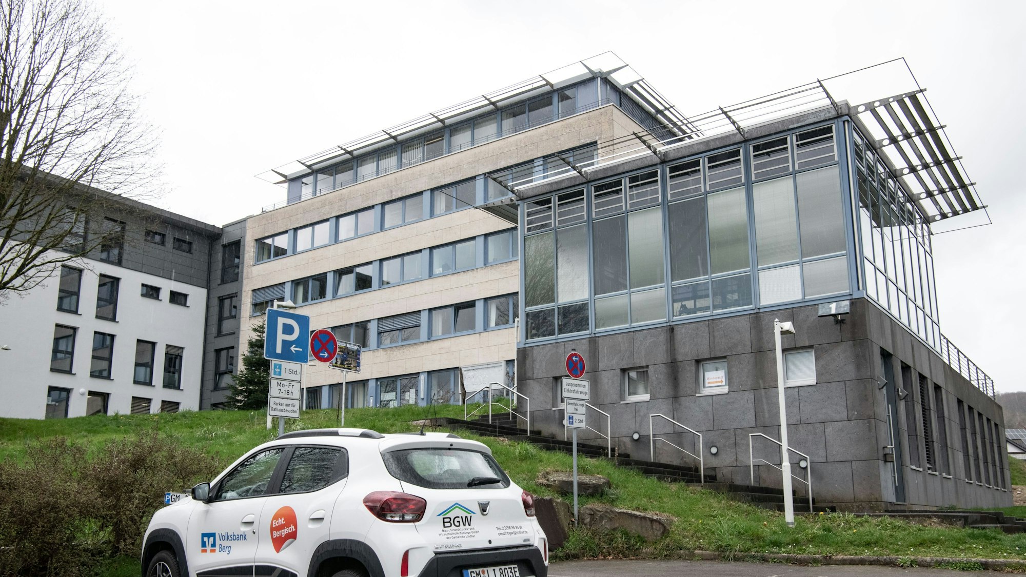 Elektroauto vor dem Rathaus Lindlar