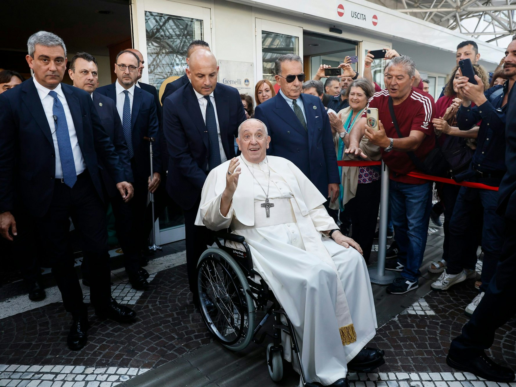 Papst Franziskus (M,l) verlässt die Universitätspoliklinik Agostino Gemelli, neun Tage nach einer Bauchoperation. Der 86-Jährige war vergangene Woche wegen eines drohenden Darmverschlusses operiert worden. Der Eingriff samt Vollnarkose verlief den Ärzten zufolge erfolgreich und ohne Komplikationen.