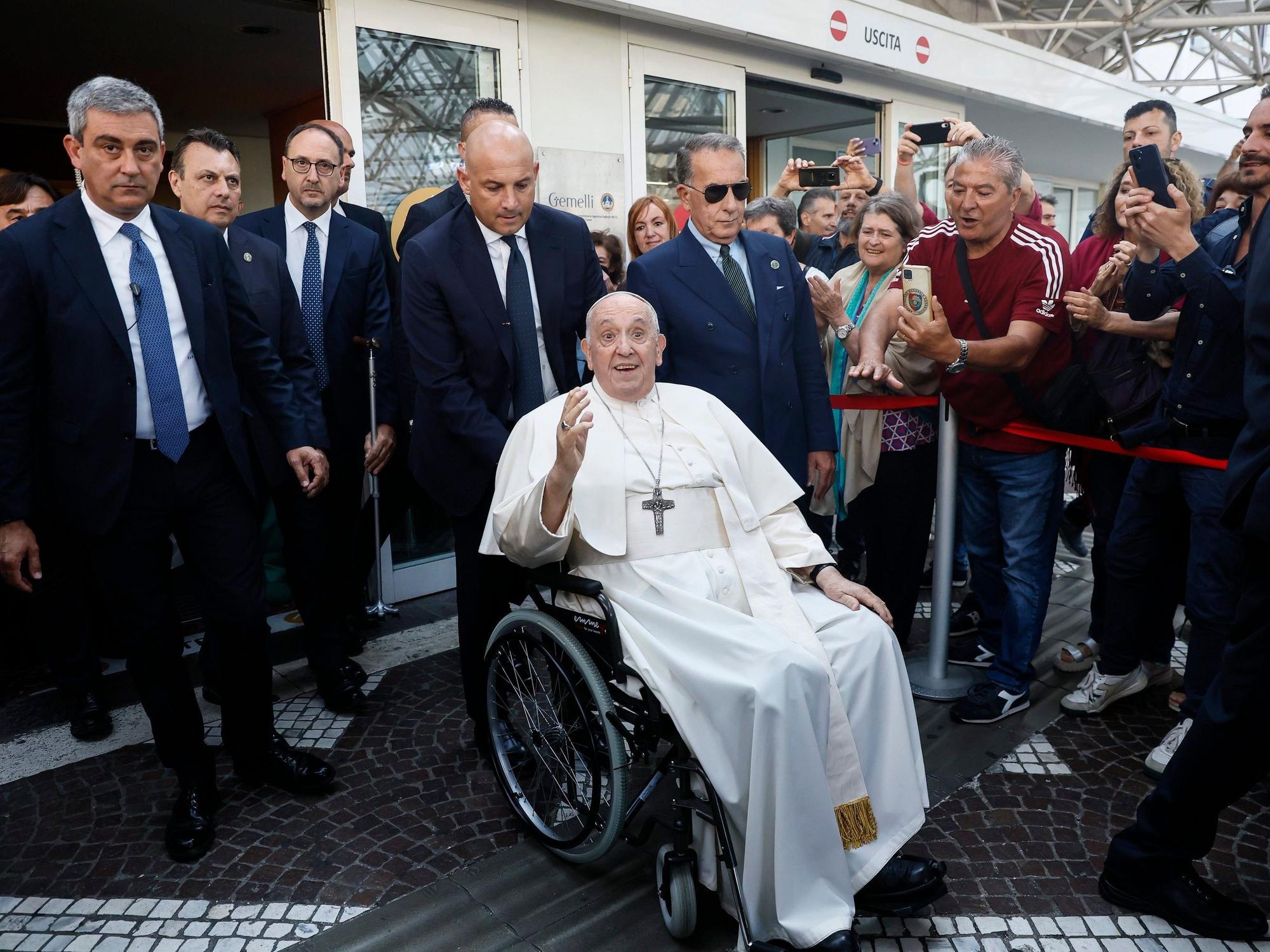 Papst Franziskus (M,l) verlässt die Universitätspoliklinik Agostino Gemelli, neun Tage nach einer Bauchoperation. Der 86-Jährige war vergangene Woche wegen eines drohenden Darmverschlusses operiert worden. Der Eingriff samt Vollnarkose verlief den Ärzten zufolge erfolgreich und ohne Komplikationen.