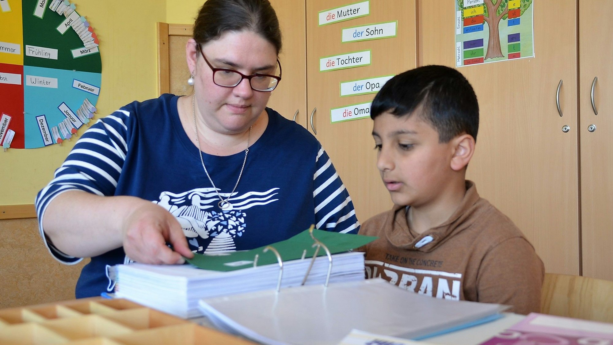 Julia Kötting mit einem Schüler.