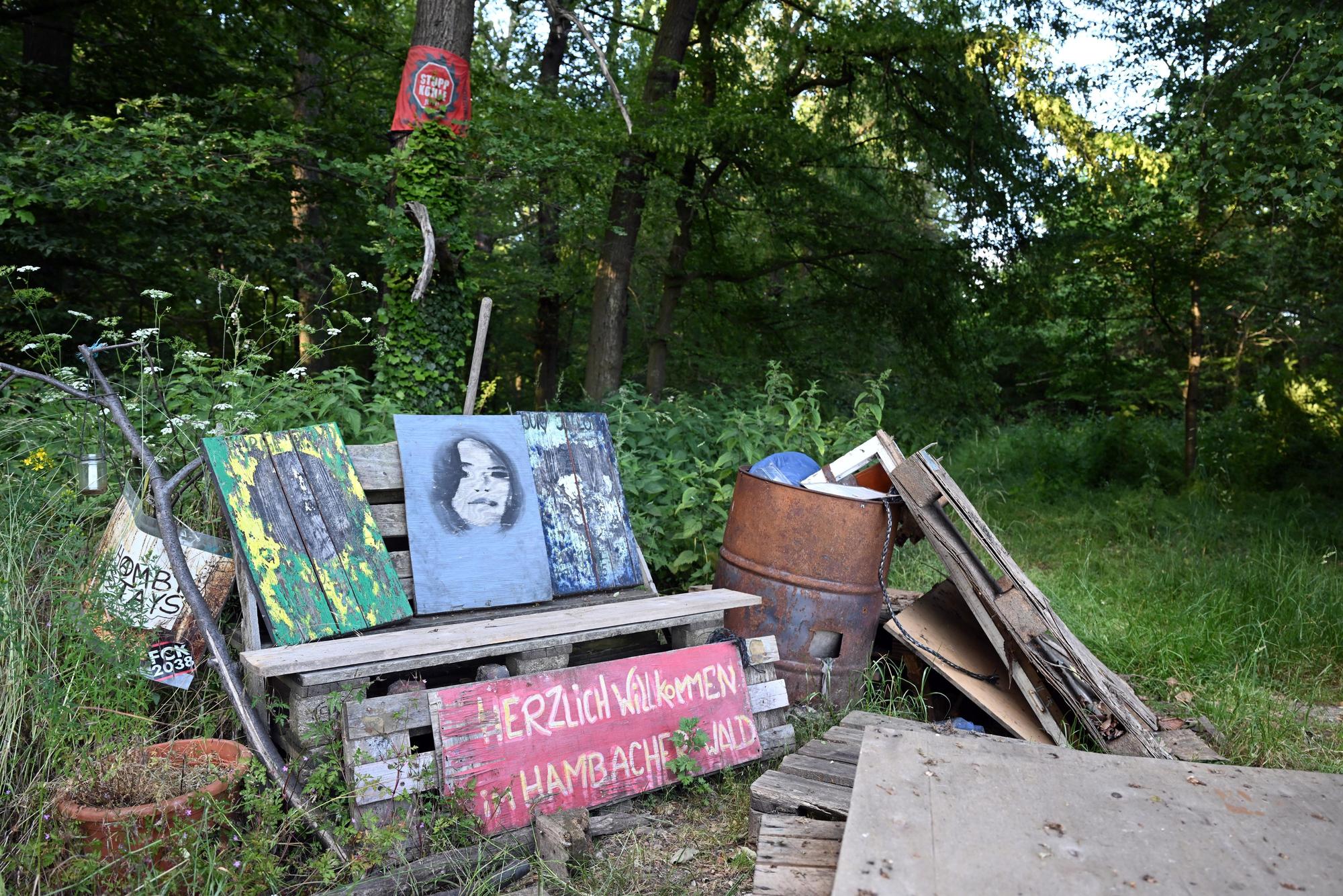 Herzlich Willkommen im Hambacher Wald· steht auf einem Schild am Waldrand. Mit der Räumung des Hambacher Forsts im Jahr 2018 beschäftigt sich am Freitag (16.06.2023) das nordrhein-westfälische Oberverwaltungsgericht in Münster.