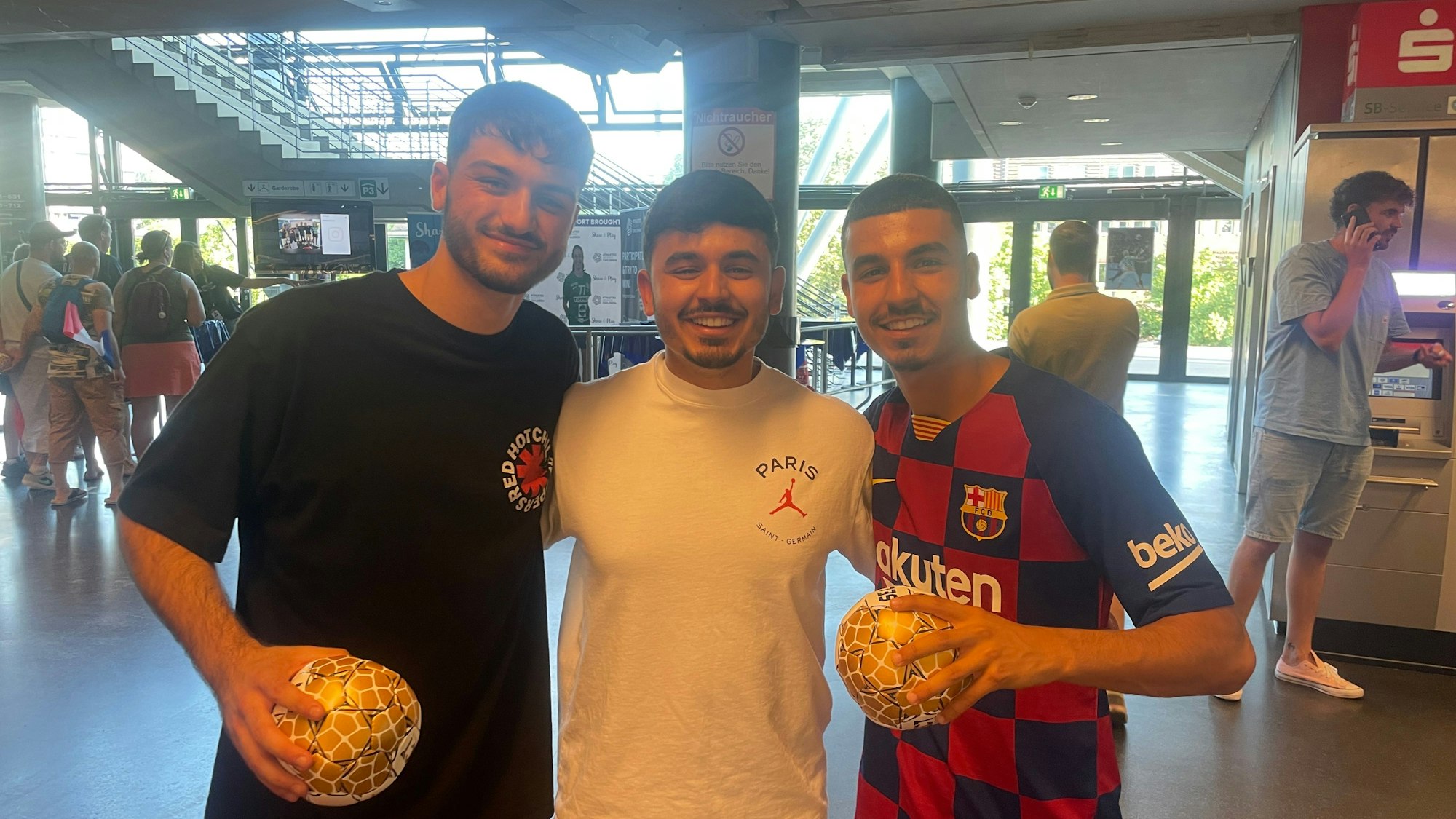 Handball-Fans aus Israel (v.l.n.r.) Ori Pelach, Omer Elias und Elad Elias bei der Eröffnungsfeier des Final-Four-Turniers in Köln 2023.