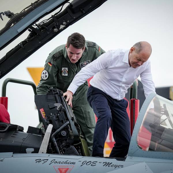 Bundeskanzler Olaf Scholz (SPD, r) steigt neben dem Piloten Steven R. in das Cockpit eines Kampfflugzeugs vom Typ Eurofighter der Luftwaffe bei seinem Besuch des internationalen Luftwaffen-Manövers «Air Defender 2023» auf dem Luftwaffenstützpunkt Jagel.