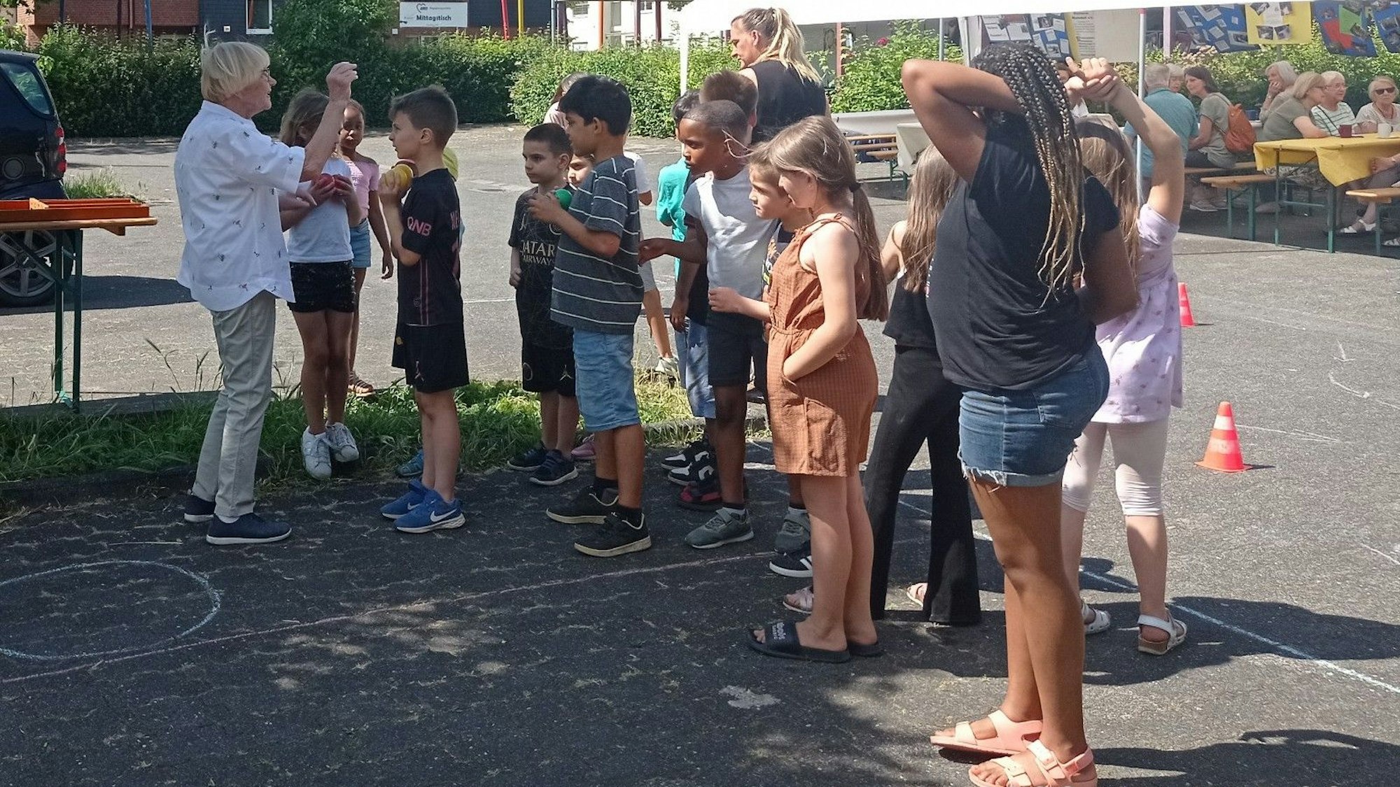 25 Jahre Förderverein Bücherei Rheindorf: Den Kindern der Schule am Friedenspark wird das Boule-Spiel erklärt.