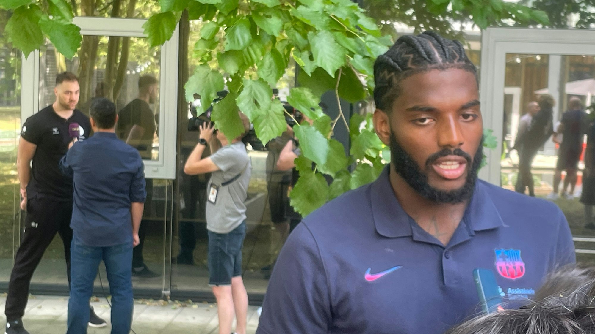 Dika Mem (FC Barcelona, r.) und Andreas Wolff (Vive Kiece, l.) beim Media Day vor dem Final Four 2023 in Köln.