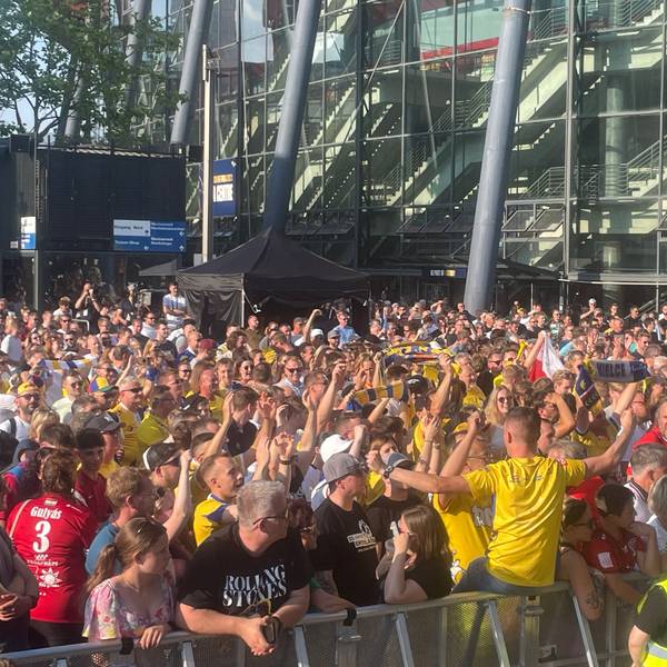 Etwa 2.000 Handball-Fans bei der Eröffnungsfeier des Final-Four-Turniers 2023 vor der Lanxess-Arena.