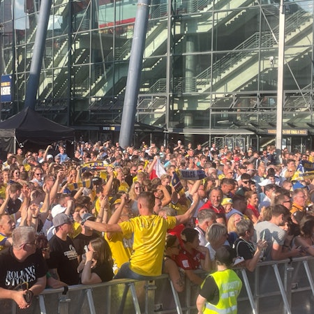 Etwa 2.000 Handball-Fans bei der Eröffnungsfeier des Final-Four-Turniers 2023 vor der Lanxess-Arena.