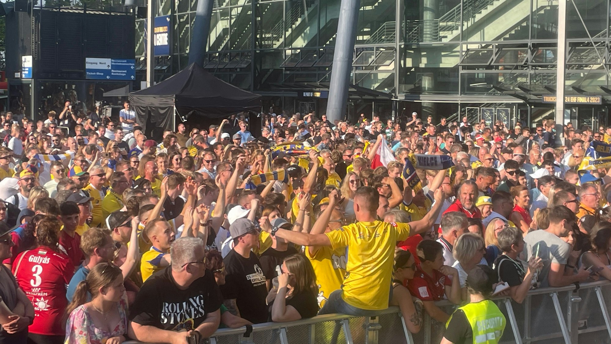 Etwa 2.000 Handball-Fans bei der Eröffnungsfeier des Final-Four-Turniers 2023 vor der Lanxess-Arena.
