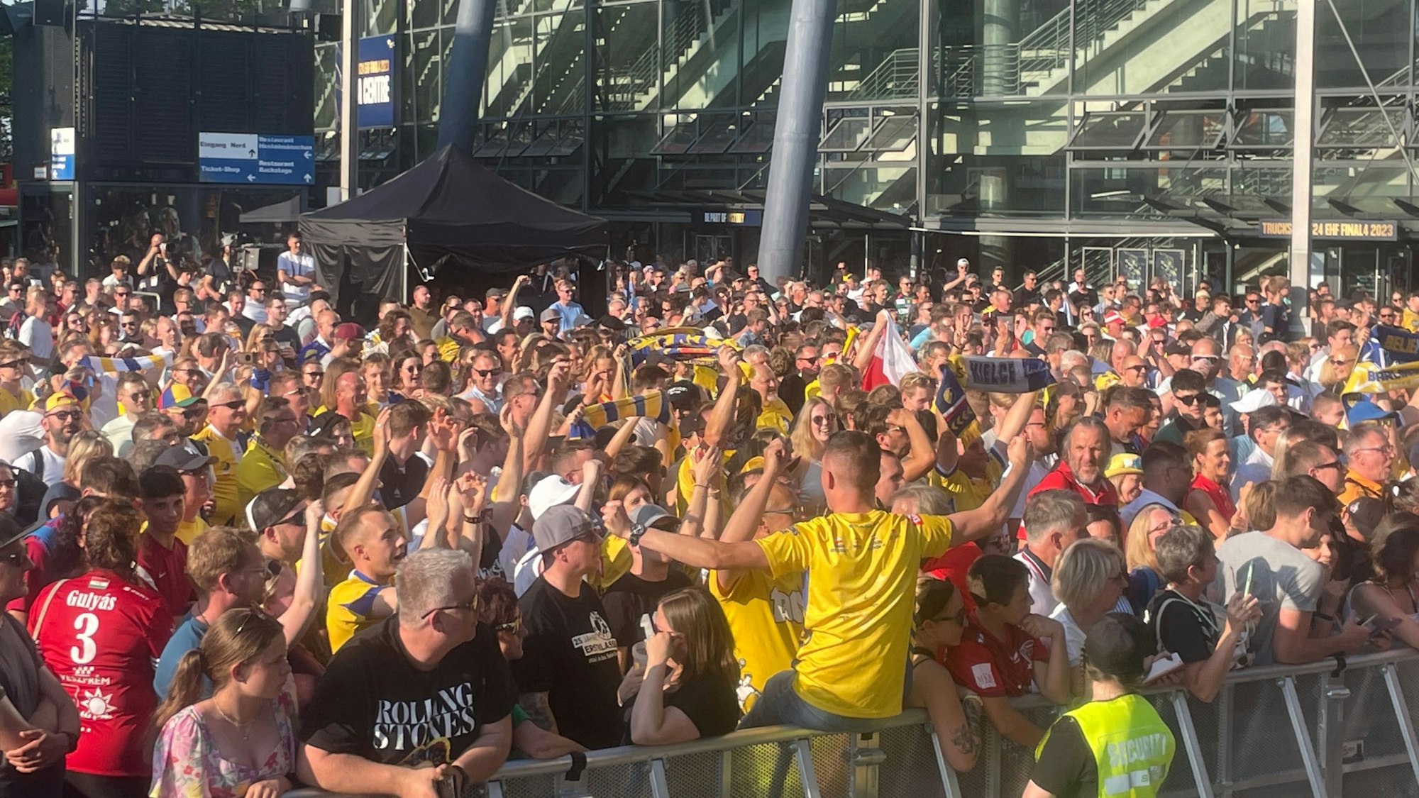 Etwa 2.000 Handball-Fans bei der Eröffnungsfeier des Final-Four-Turniers 2023 vor der Lanxess-Arena.