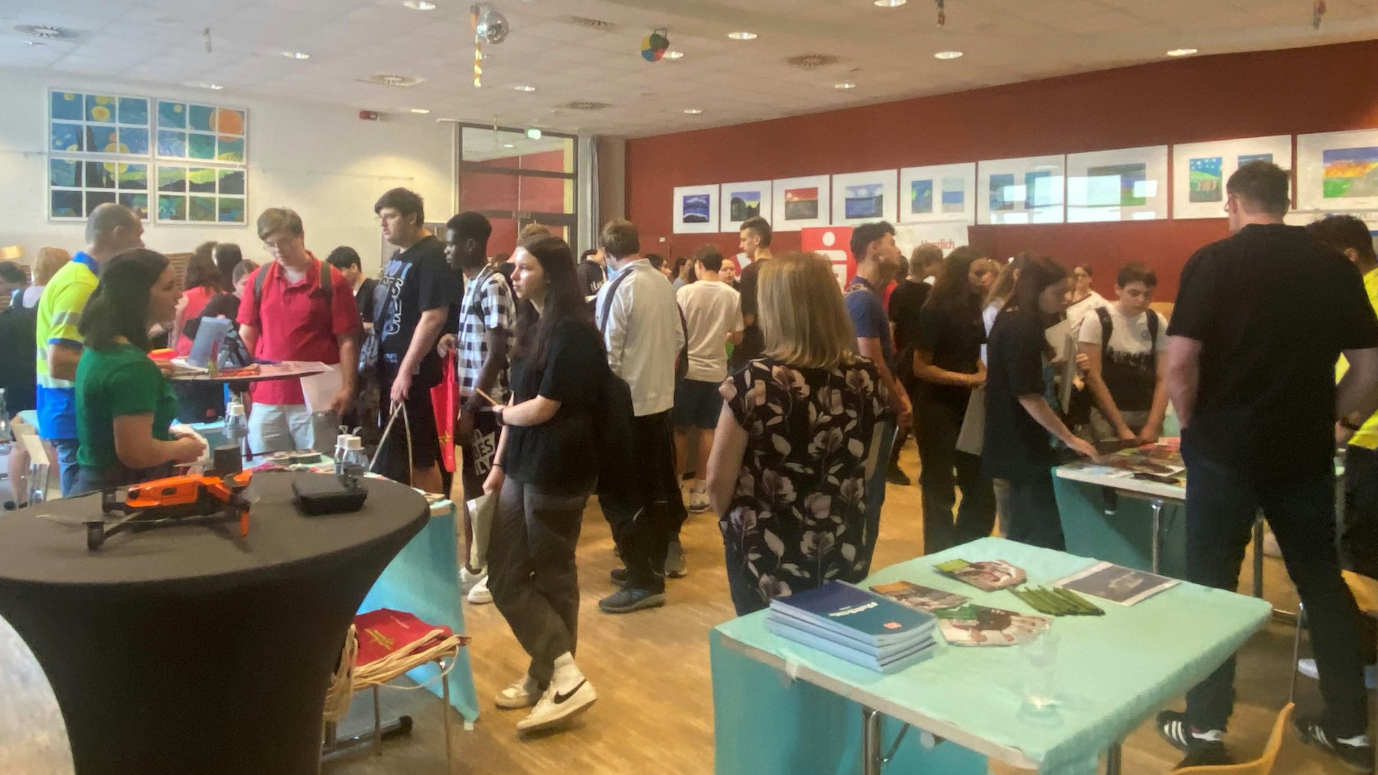 Acht- und Neuntklässler informierten sich auf Berufsmesse an der Sekundarschule Leverkusen.