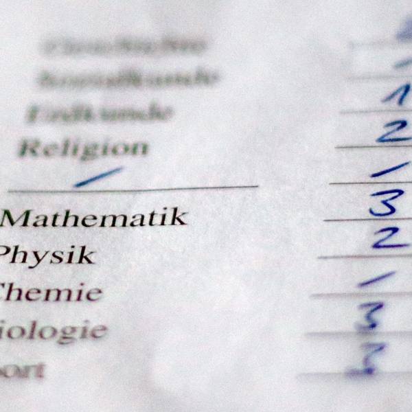 Handgeschriebene Noten auf einem Schulzeugnis