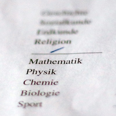 Handgeschriebene Noten auf einem Schulzeugnis