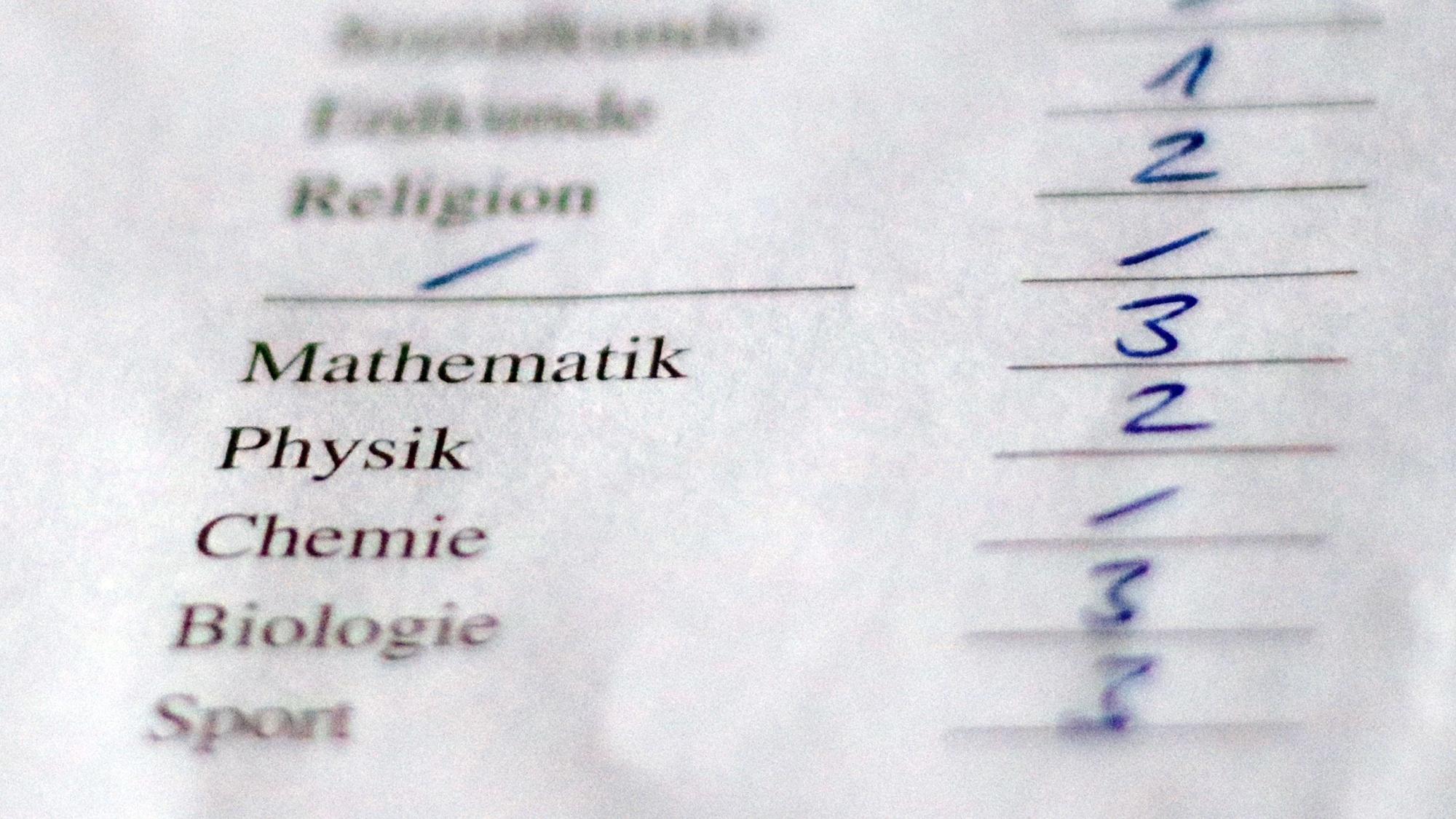 Handgeschriebene Noten auf einem Schulzeugnis