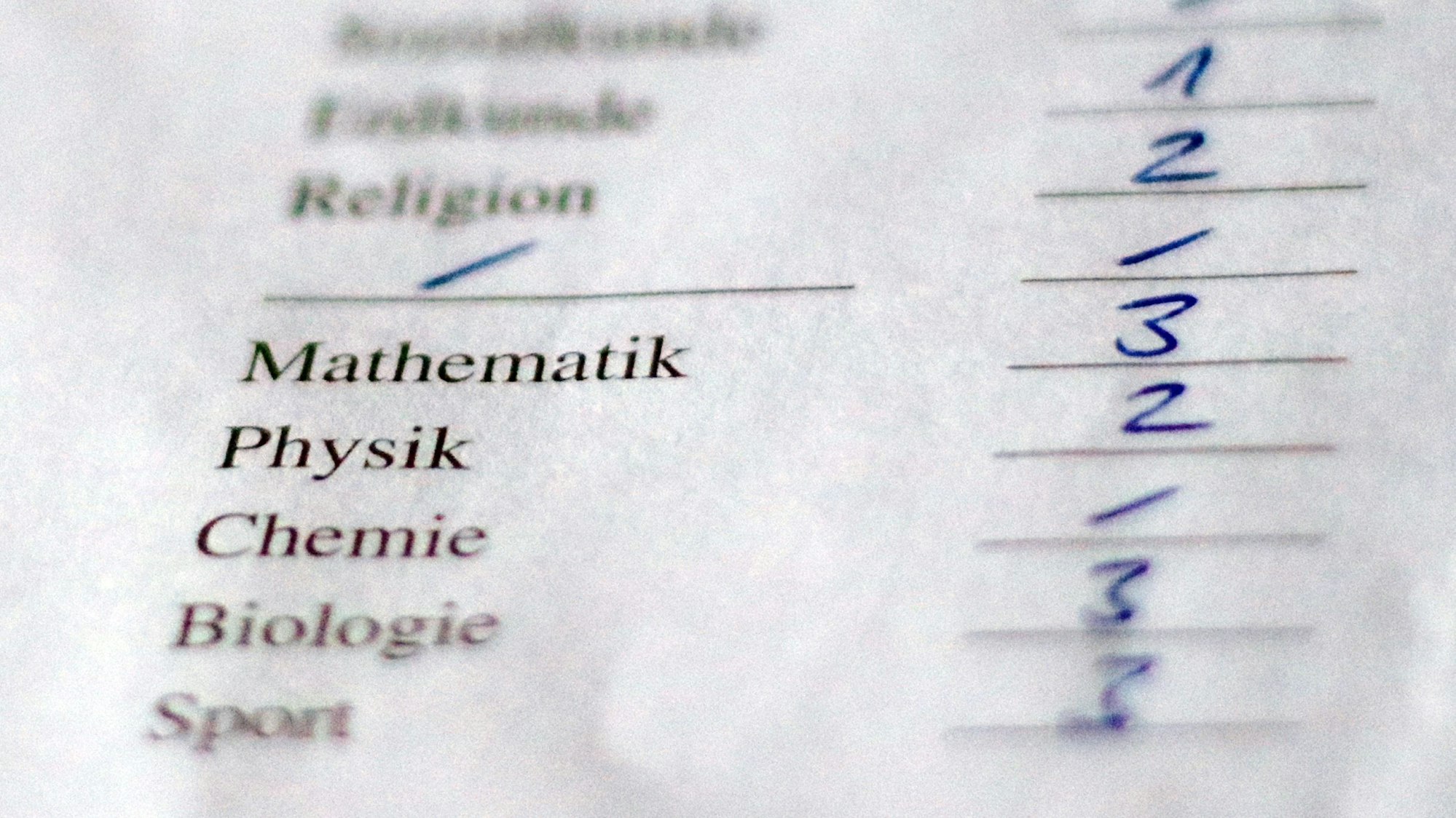 Handgeschriebene Noten auf einem Schulzeugnis