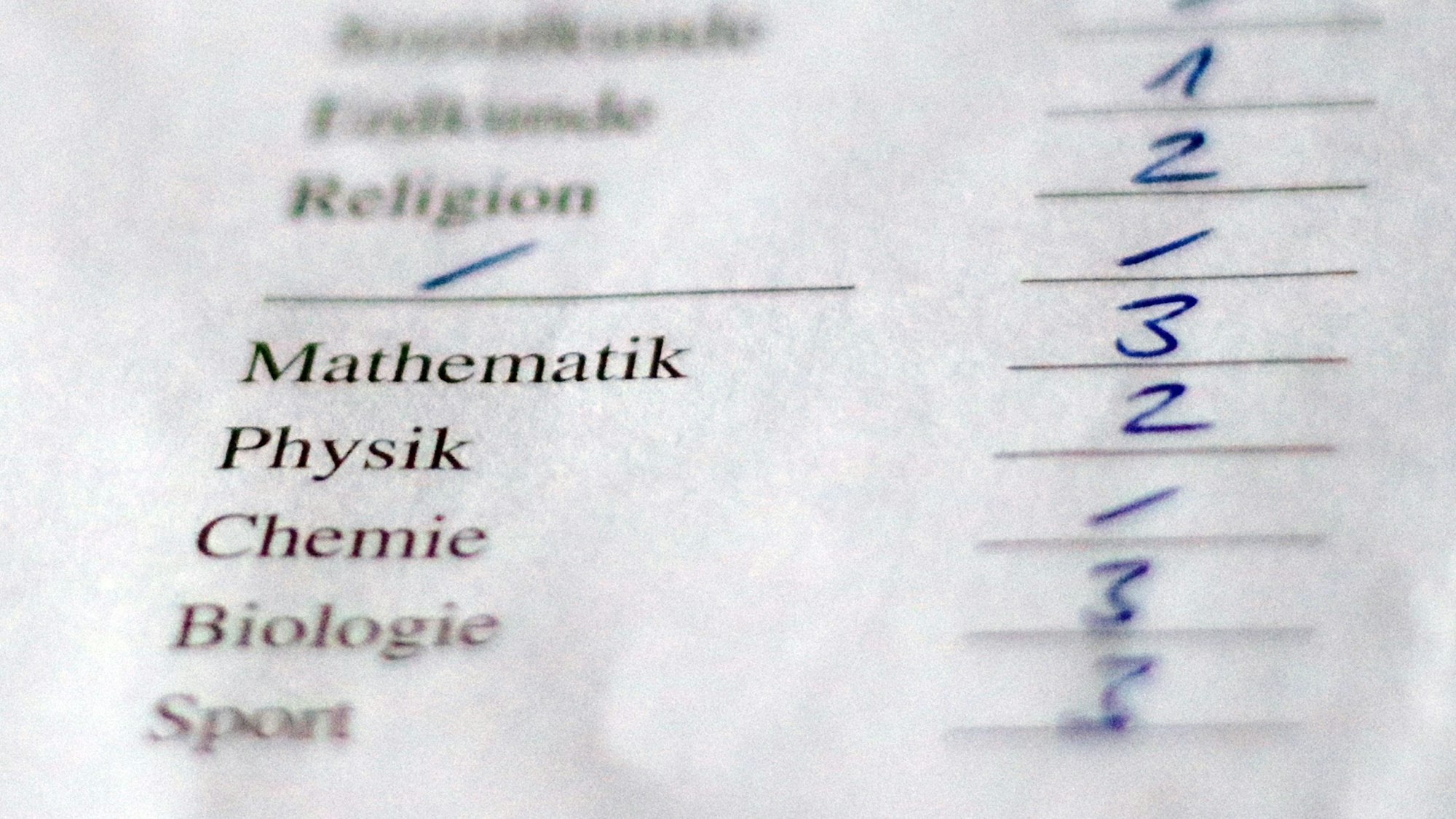 Handgeschriebene Noten auf einem Schulzeugnis