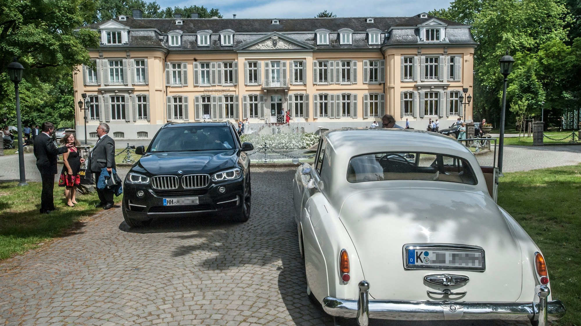 Autos fahren ein zu einer Hochzeit auf Schloss Morsbroich.