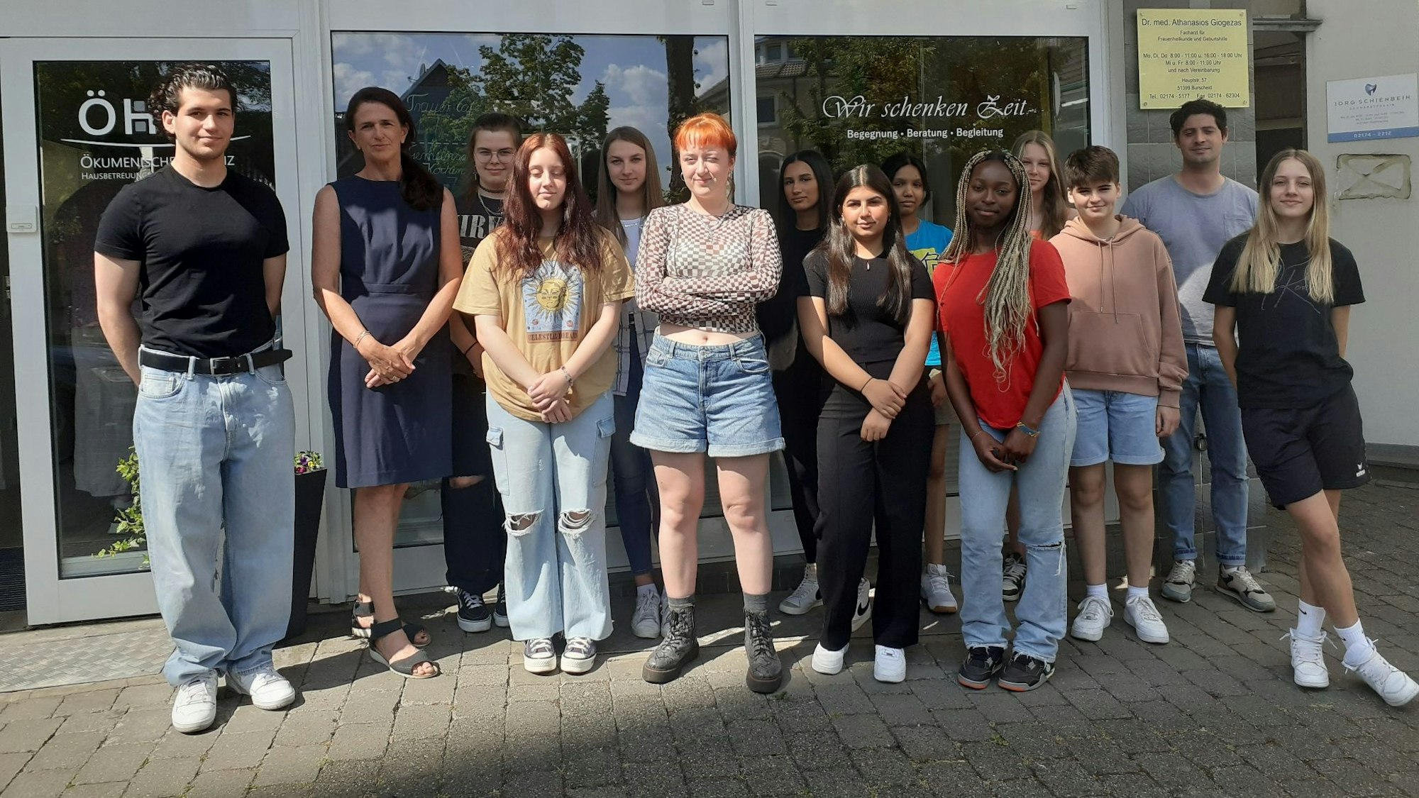 Eine Gruppe Jugendlicher aus Leverkusen vor dem Hospiz in Burscheid