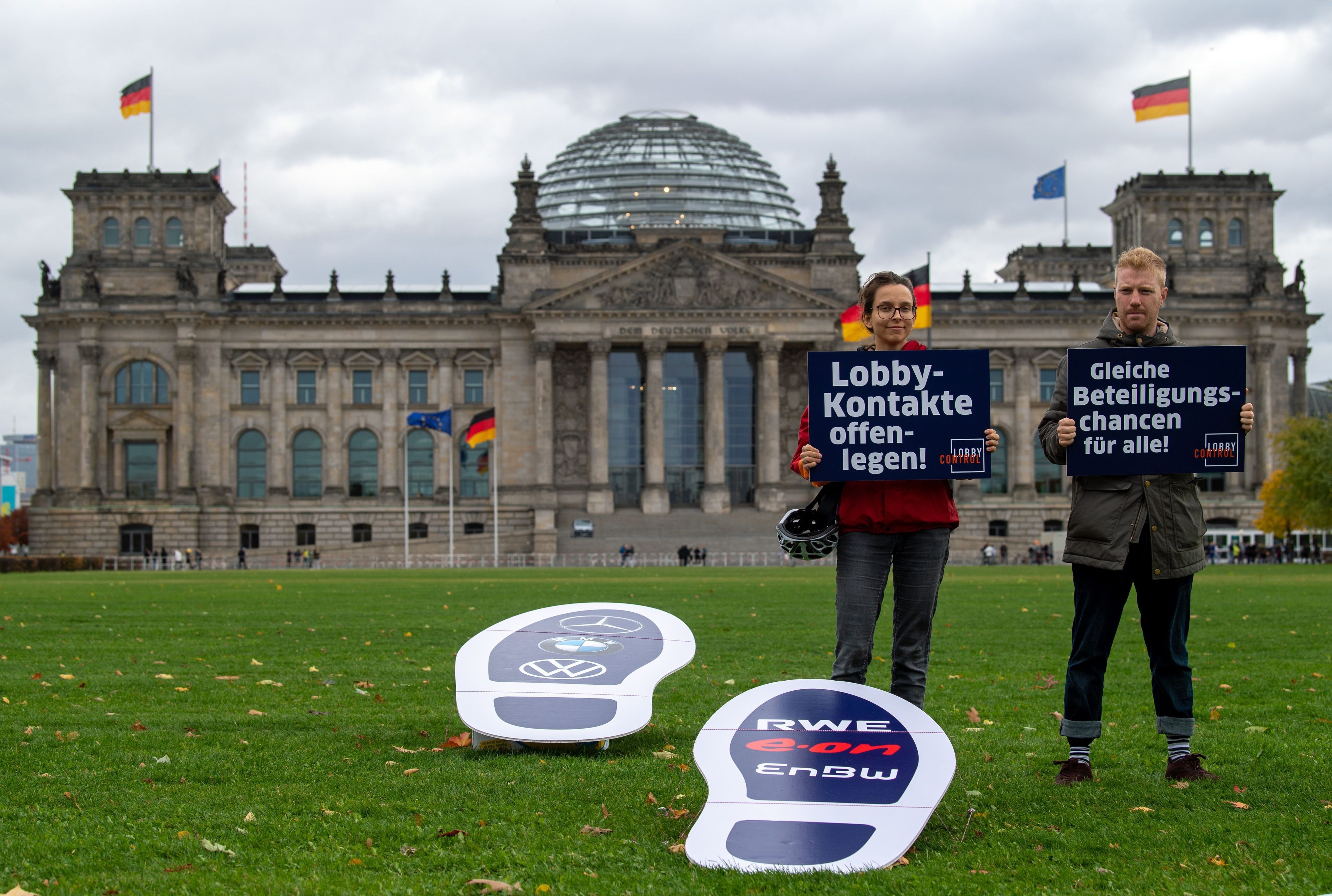 Symbolische, große Fußspuren sind bei einer Aktion des Vereins Lobbycontrol auf dem Platz der Republik vor dem Reichstagsgebäude zu sehen. Mit der Aktion wollten die Aktivisten deutlich machen, wie groß der Einfluss von Lobbyakteuren ist.
