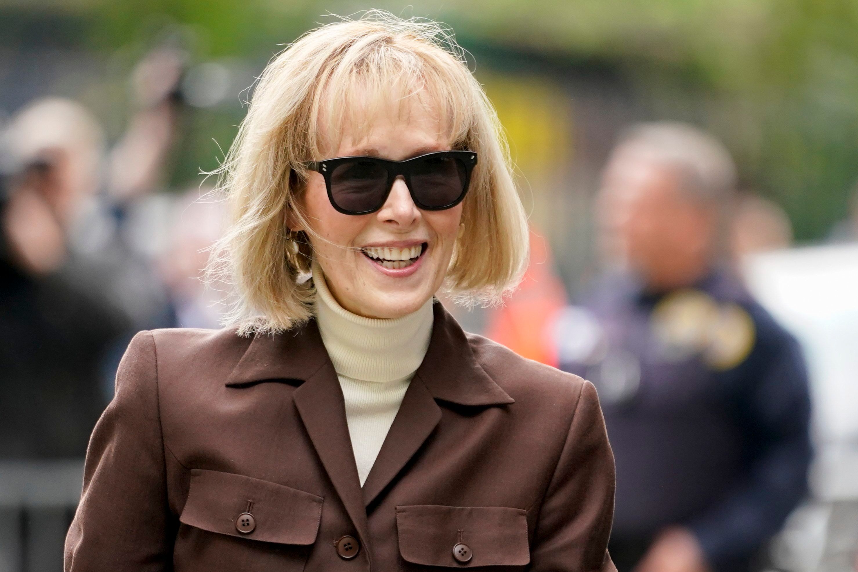E. Jean Carroll kommt am Dienstag, 9. Mai 2023, in New York beim Bundesgericht in Manhattan an.