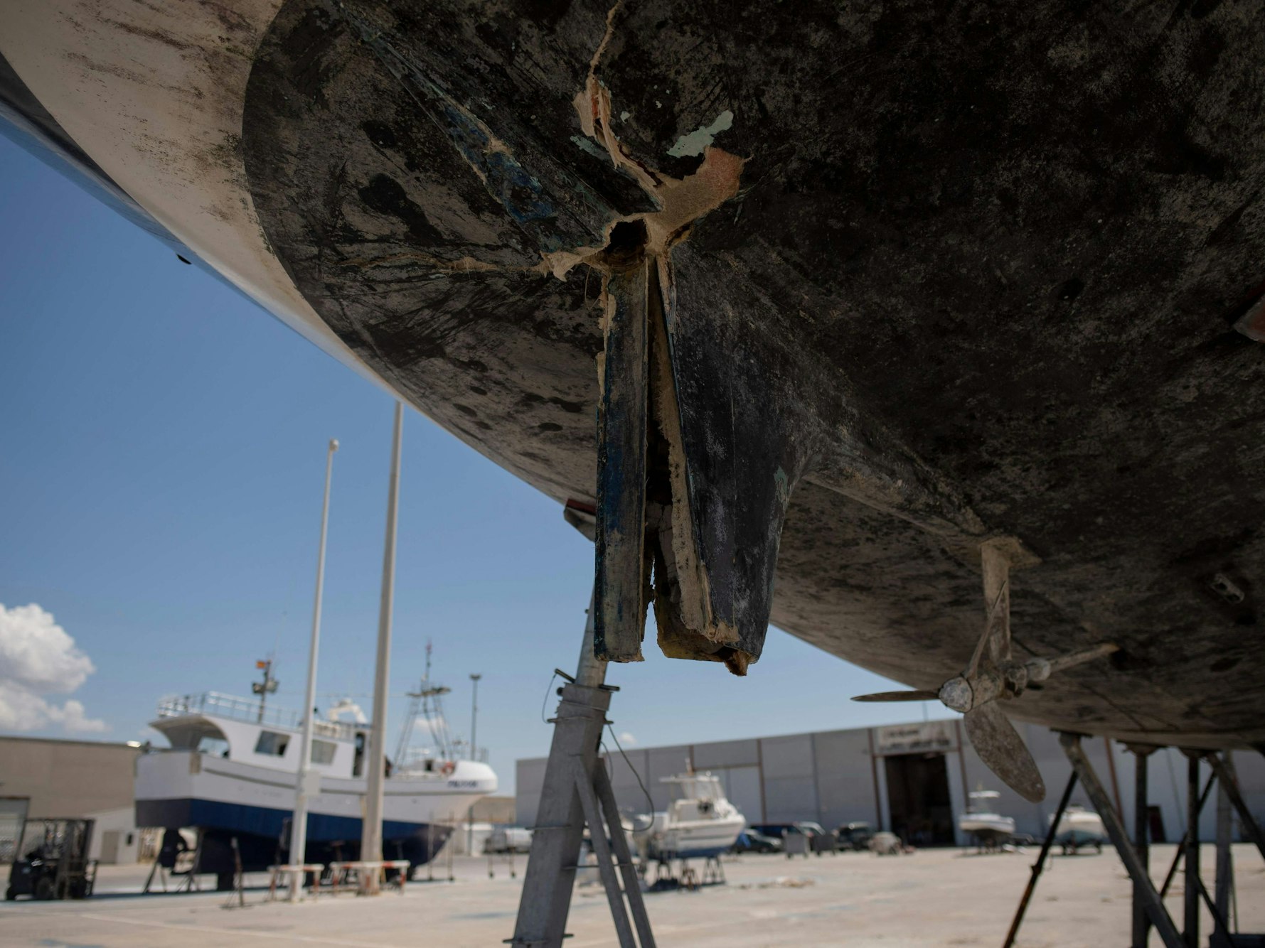 Zerstörtes Ruder eines Schiffes im Hafen von Barbate in der Nähe von Cadiz. Hunderte Boote wurden in den letzten Jahren von Orcas vor der spanischen Küste attackiert. (Archivbild)