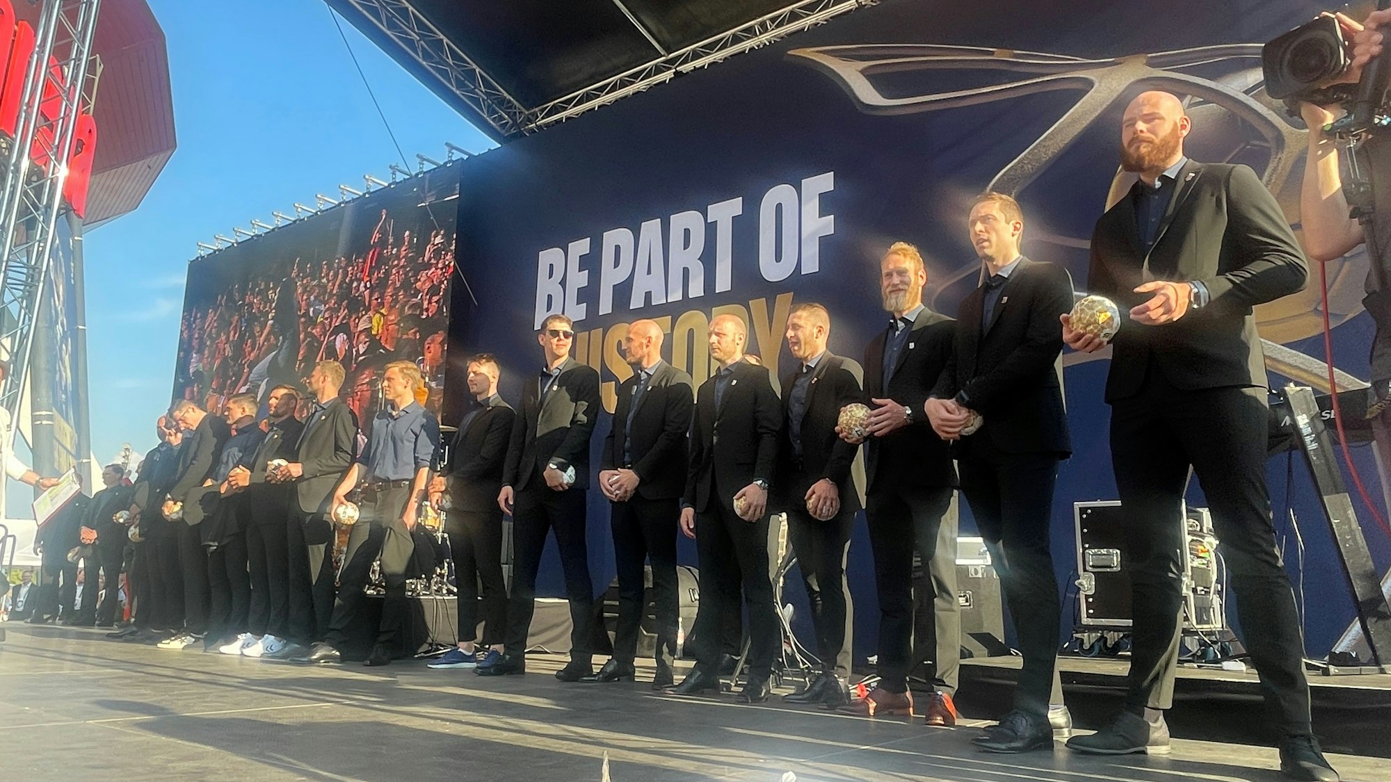 Die Handball-Mannschaft vom SC Magdeburg auf der Bühne der Eröffnungsfeier des Final-Four-Turniers 2023 in Köln.