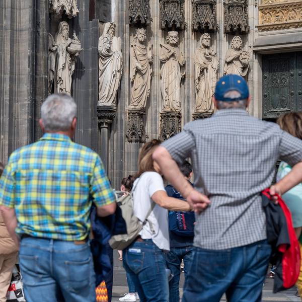 04.05.2023, Köln: Der Dom ist bei Touristen besonders beliebt. Der Tourismus boomt wieder. Foto: Uwe Weiser