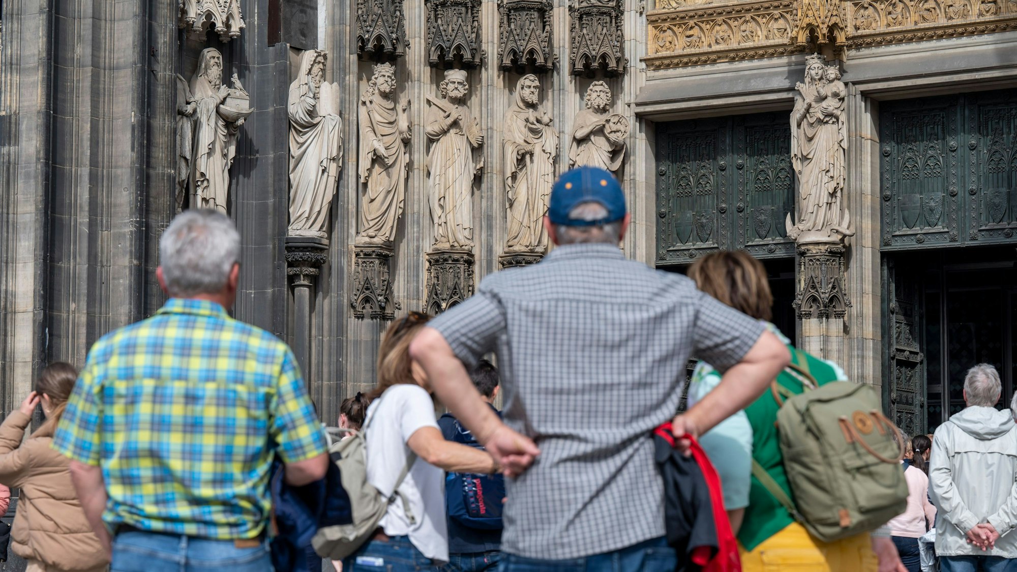 04.05.2023, Köln: Der Dom ist bei Touristen besonders beliebt. Der Tourismus boomt wieder. Foto: Uwe Weiser