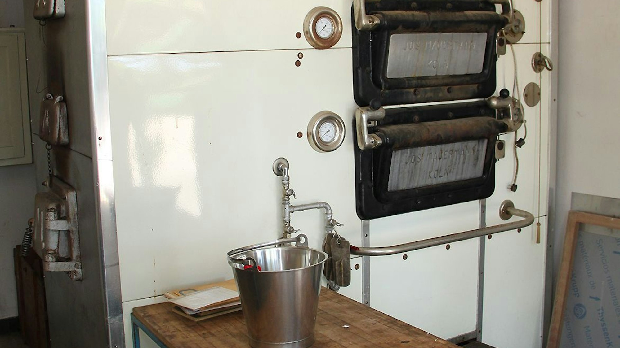 Das Bild zeigt einen großen, alten Backofen mit zwei Klappen.