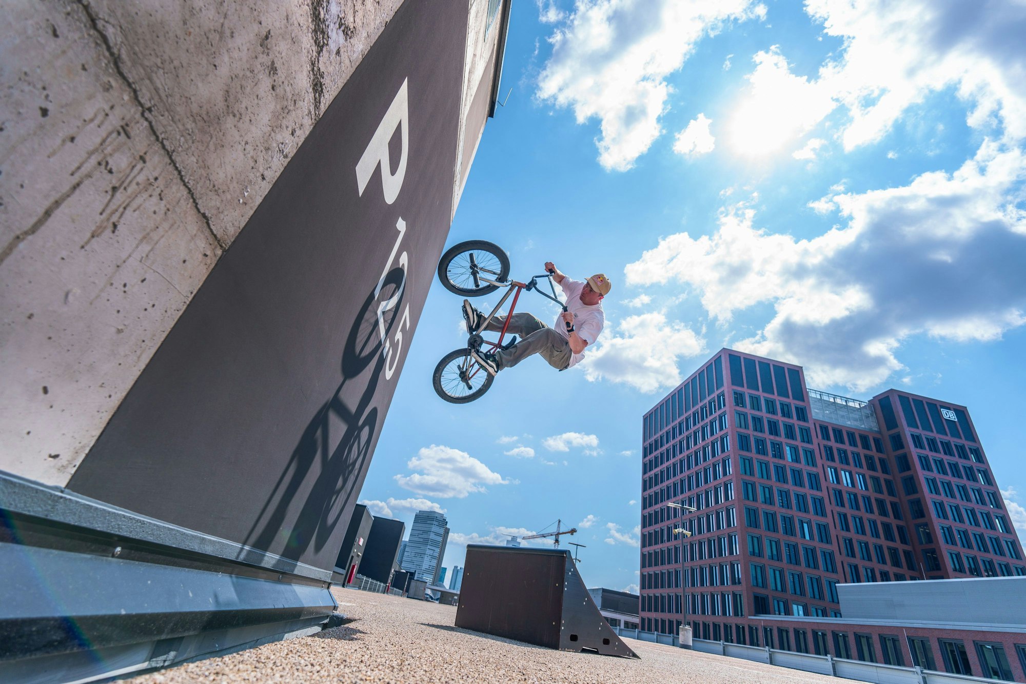 Bruno Hoffmann, BMX-Rider aus Frankfurt/Main, zeigt einen sogenannten ·Wall-Ride. Die Fahrradmesse Eurobike (21. · 25. Juni 2023) gilt als die größte Fachmesse ihrer Art weltweit. Nach Auskunft der Ausrichter sind 1.900 Aussteller aus 62 Länder zu sehen.
