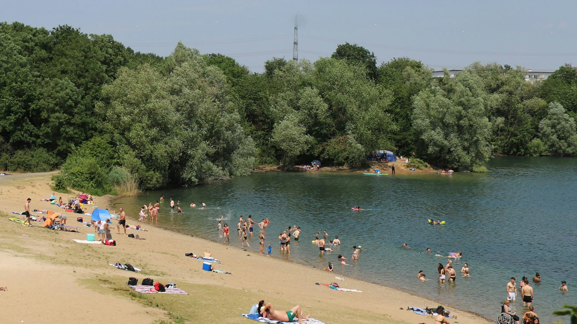 Der Badestrand am Rotter See mit vielen Menschen an einem sonnigen Tag.