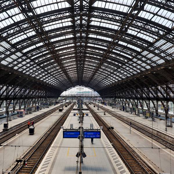 17.06.2023
Köln
Der Kölner Hauptbahnhof ist aufgrund der Zweiten Baustufe des elektronischen Stellwerk (ESTW) Köln Hbf tagsüber wegen Umrüstungsarbeiten für Fern- und Regionalverkehr geschlossen.
Schild mit Gleis gesperrt
Foto: Martina Goyert