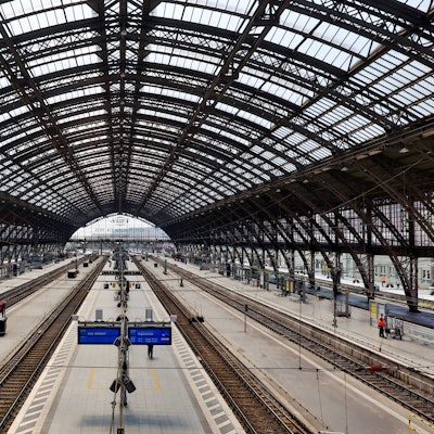 Der Innenraum des Kölner Hauptbahnhofs ist ohne Züge zu sehen.