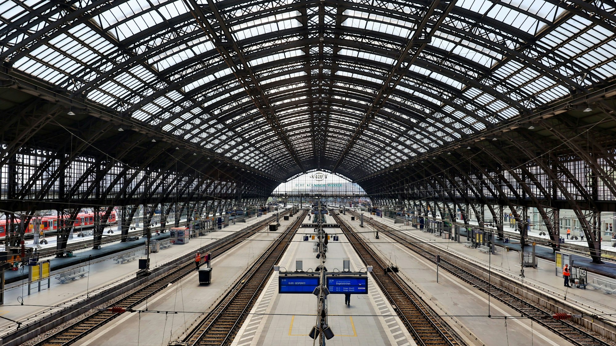 17.06.2023
Köln
Der Kölner Hauptbahnhof ist aufgrund der Zweiten Baustufe des elektronischen Stellwerk (ESTW) Köln Hbf tagsüber wegen Umrüstungsarbeiten für Fern- und Regionalverkehr geschlossen.
Schild mit Gleis gesperrt
Foto: Martina Goyert