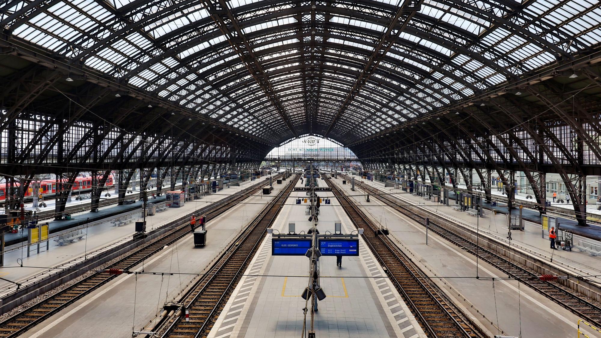 17.06.2023
Köln
Der Kölner Hauptbahnhof ist aufgrund der Zweiten Baustufe des elektronischen Stellwerk (ESTW) Köln Hbf tagsüber wegen Umrüstungsarbeiten für Fern- und Regionalverkehr geschlossen.
Schild mit Gleis gesperrt
Foto: Martina Goyert
