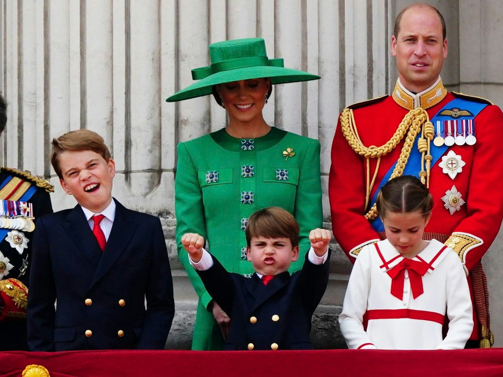Prinz William, Kate Middleton, die Prinzessin von Wales und ihre Kinder Prinz George, Prinzessin Charlotte und Prinz Louis auf dem Balkon des Buckingham Palace.