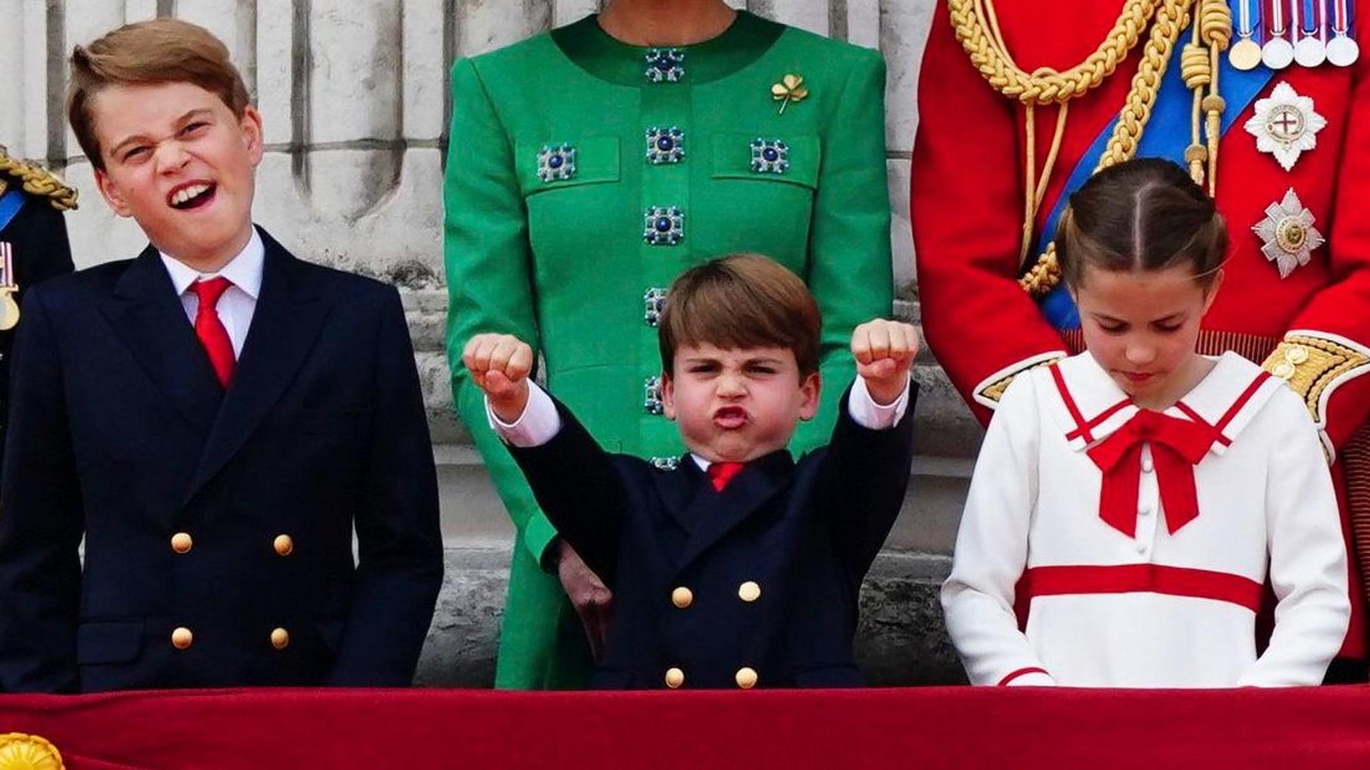 Prinz William, Kate Middleton, die Prinzessin von Wales und ihre Kinder Prinz George, Prinzessin Charlotte und Prinz Louis auf dem Balkon des Buckingham Palace.