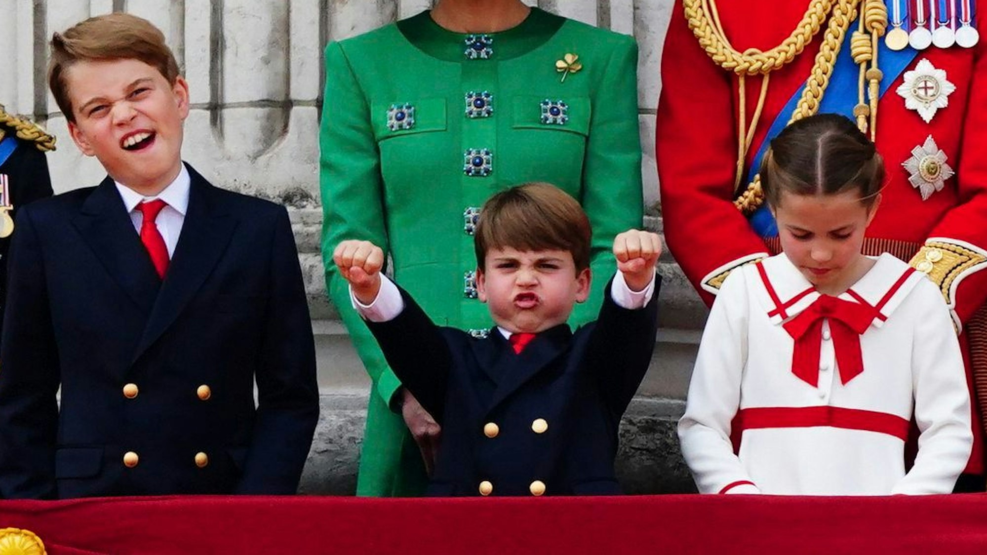 Prinz William, Kate Middleton, die Prinzessin von Wales und ihre Kinder Prinz George, Prinzessin Charlotte und Prinz Louis auf dem Balkon des Buckingham Palace.