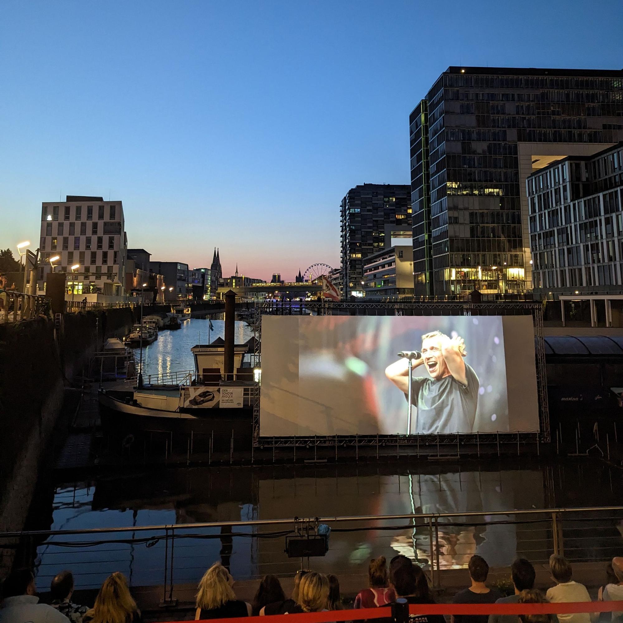 Blick auf die Leinwand im Open Air Kino.
