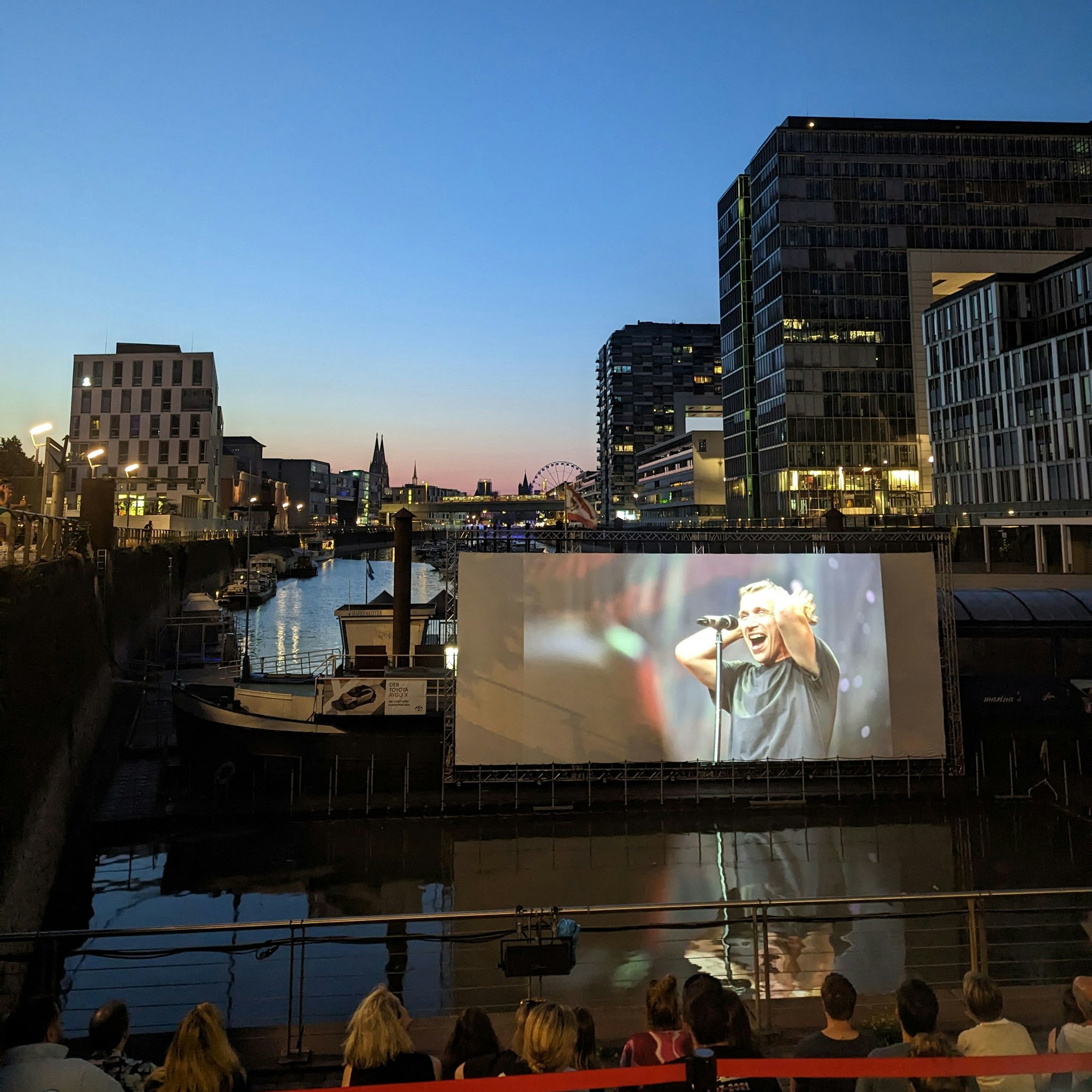Blick auf die Leinwand im Open Air Kino.