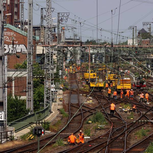 Umrüstungsarbeitenam elektronischen Stellwerk am Kölner Hauptbahnhof
