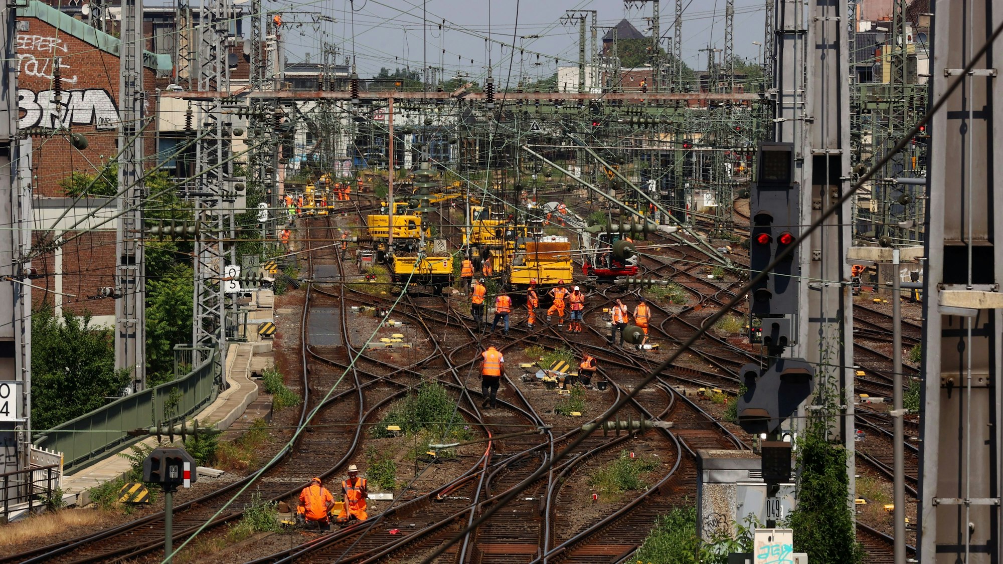 17.06.2023
Köln
Der Kölner Hauptbahnhof ist aufgrund der Zweiten Baustufe des elektronischen Stellwerk (ESTW) Köln Hbf tagsüber wegen Umrüstungsarbeiten für Fern- und Regionalverkehr geschlossen.
Foto: Martina Goyert