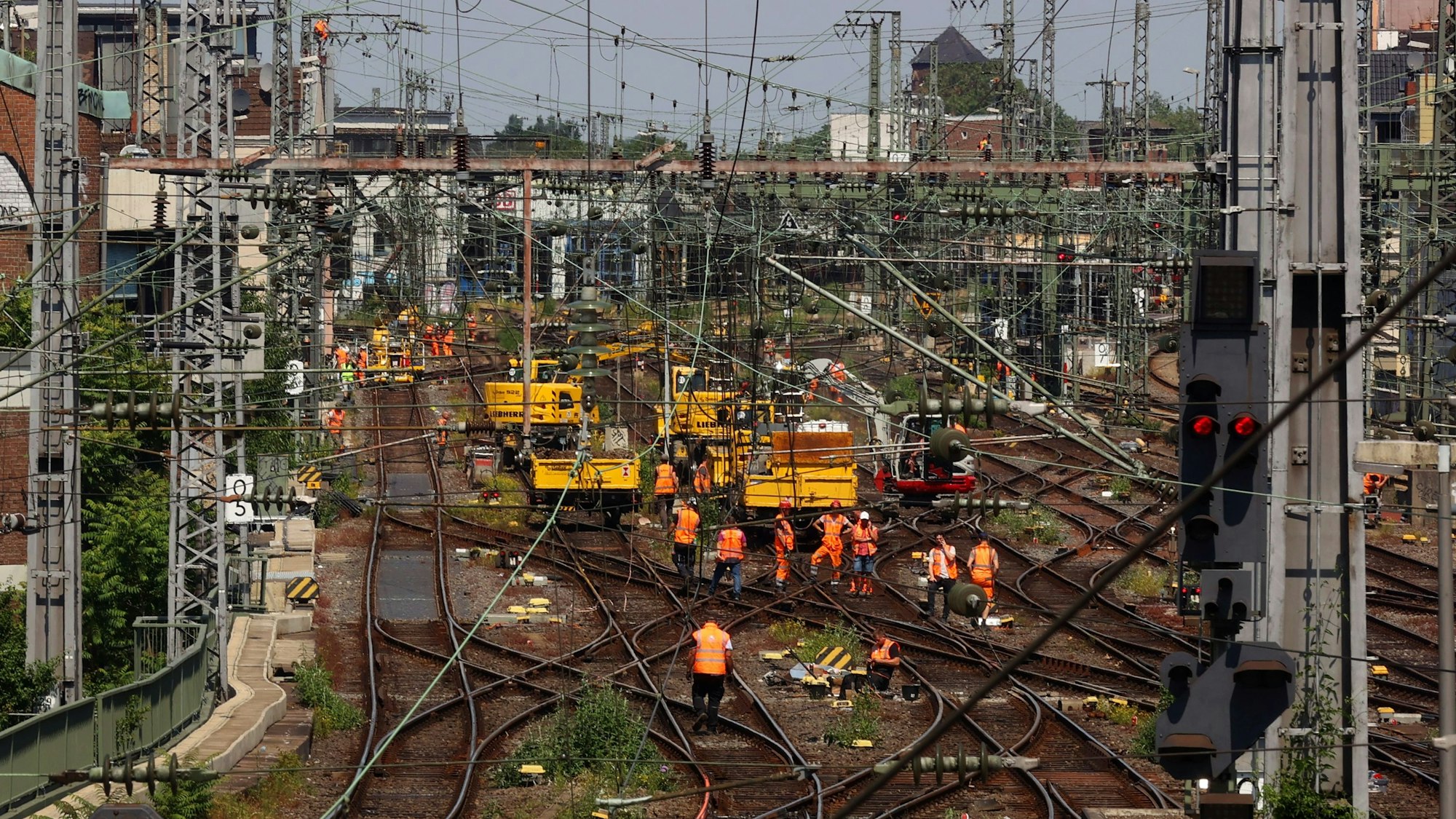 Umrüstungsarbeitenam elektronischen Stellwerk am Kölner Hauptbahnhof