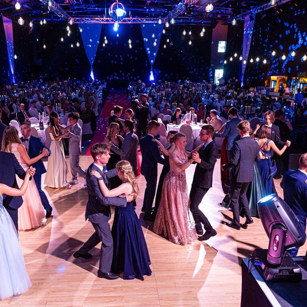 Abiturienten vom Otto-Hahn-Gymnasium Springe tanzen bei ihrem Abiball in der Volksbank-Arena.