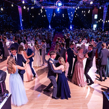 Abiturienten vom Otto-Hahn-Gymnasium Springe tanzen bei ihrem Abiball in der Volksbank-Arena.